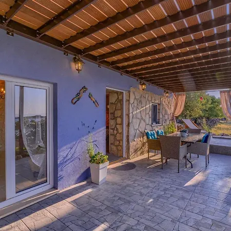 House Bjankura بيت للعطل